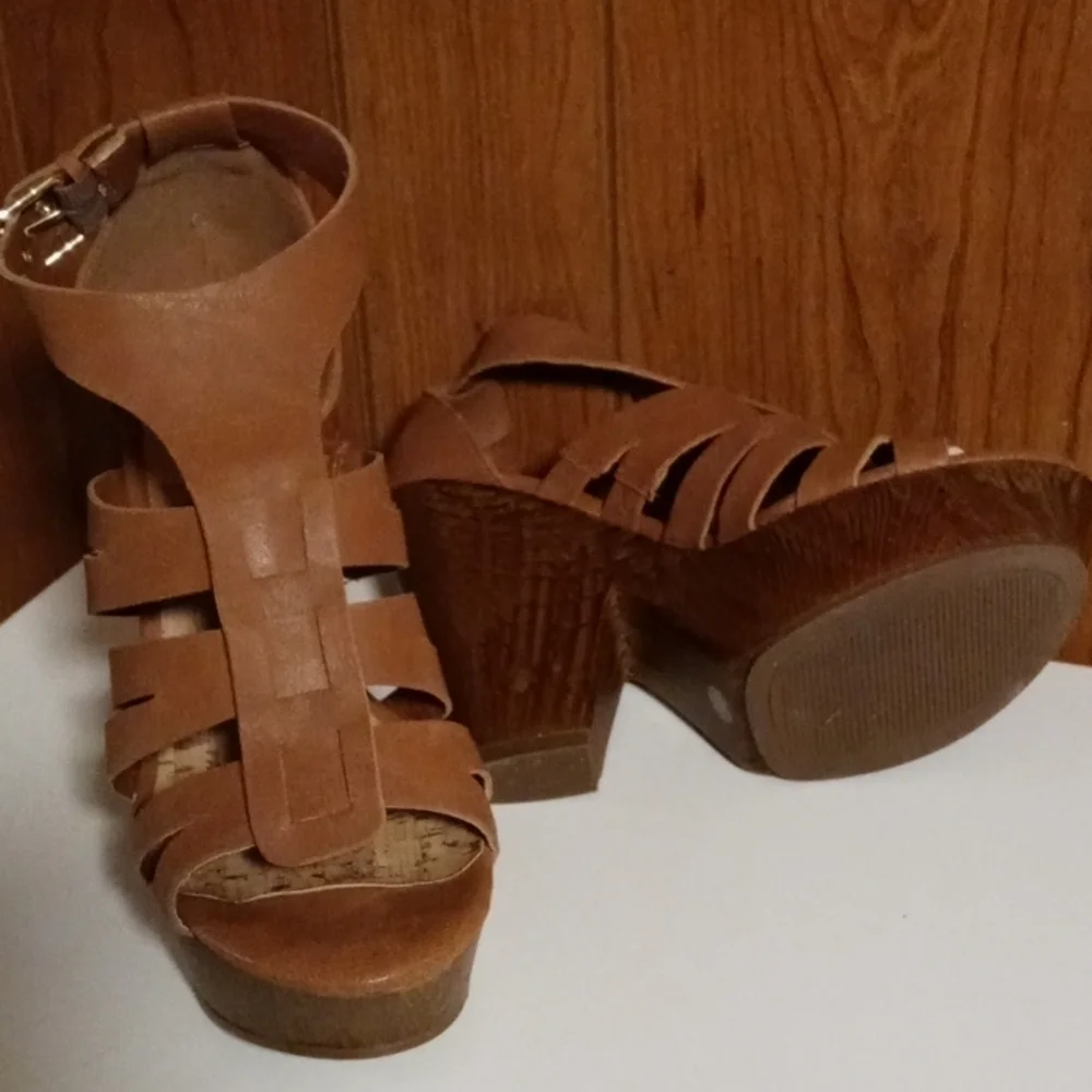 Guess platform sandal tan 8 with a 5